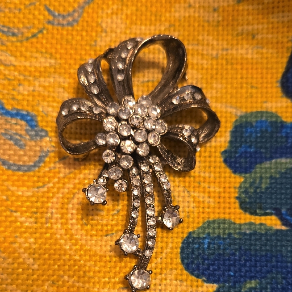 Elegant Silver Bow Brooch with Rhinestones